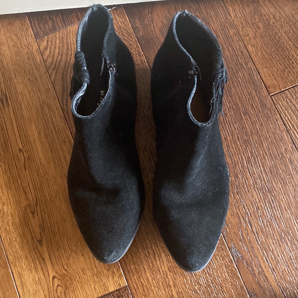 Coconuts by Matisse 7.5 soft suede booties w tassels in black